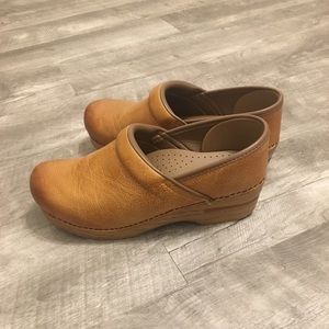 Dansko clog honey professional 39